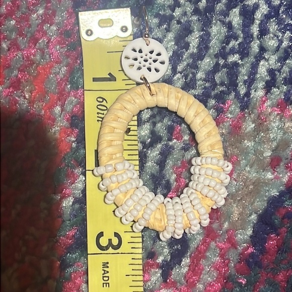 Wicker dangly earrings with white beads - Picture 2 of 4